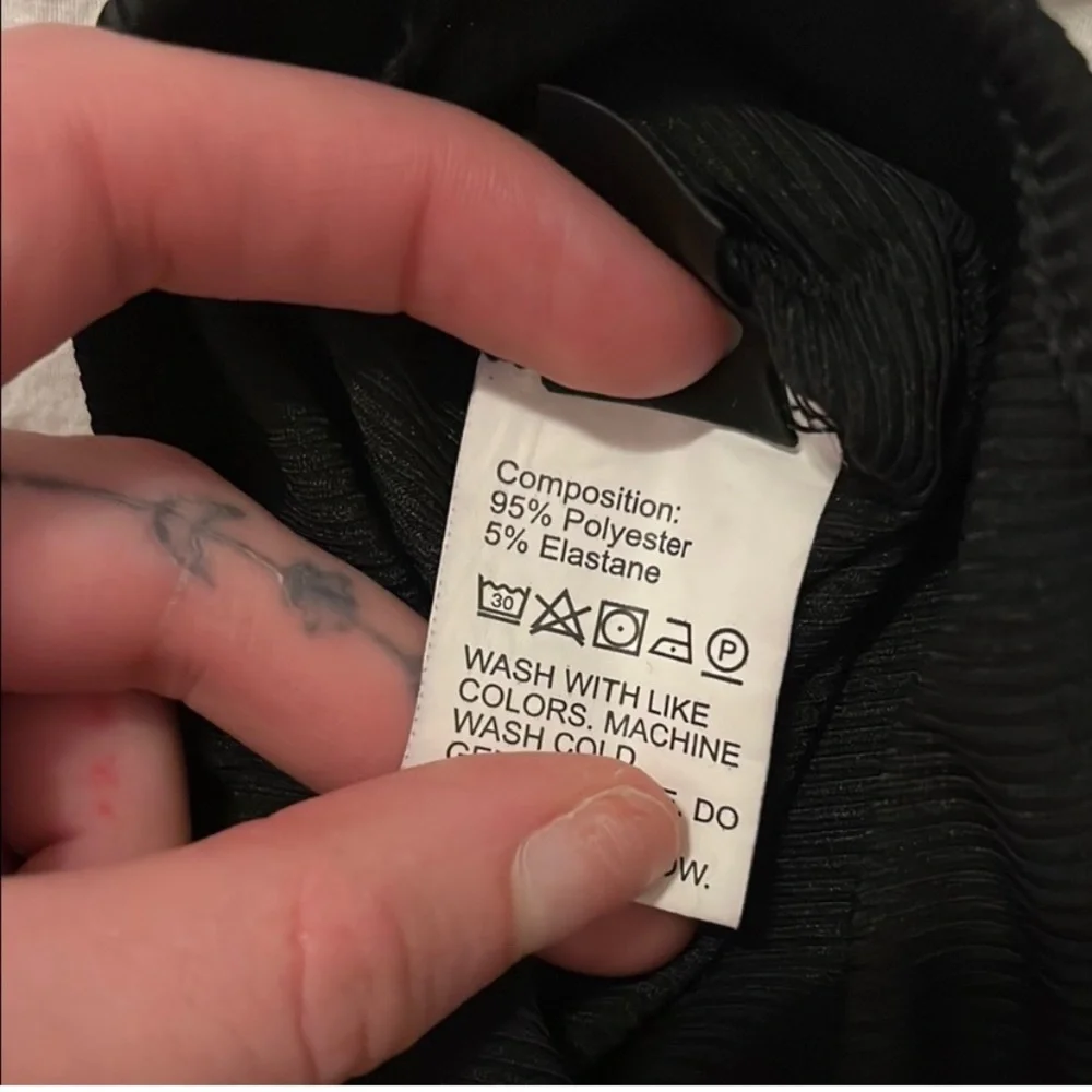 SHEIN Black Cutout Chain Strap Crop Top - Picture 4 of 5